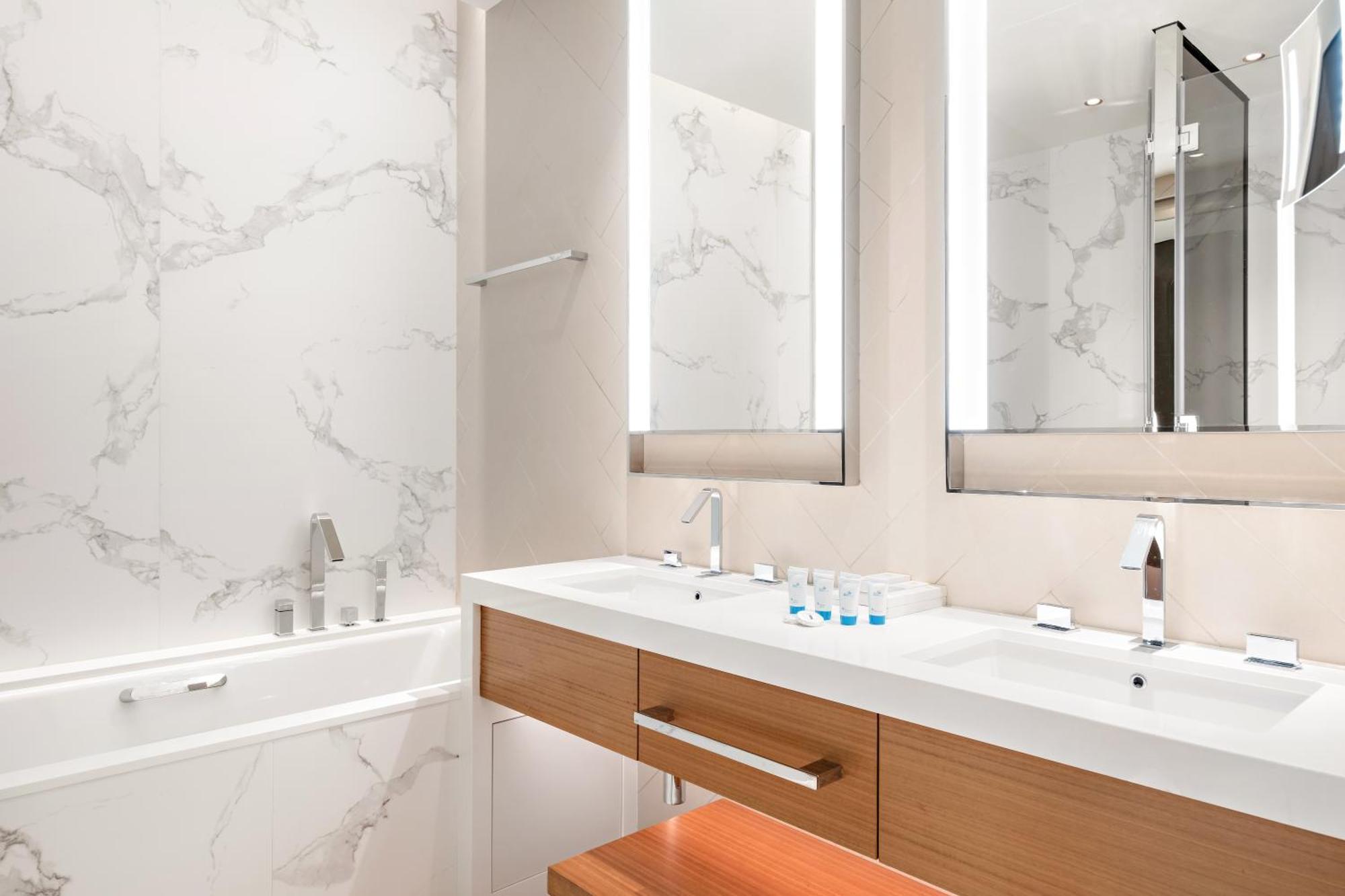 Lavish 1br Address Opera And Walk To Mall & Burj * Dubai